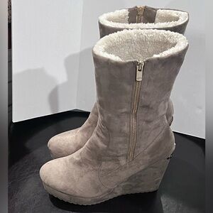 Women’s Taupe Faux Suede Wedge Boots Size 8.5 – Faux Fur Lined – Gold Zipper